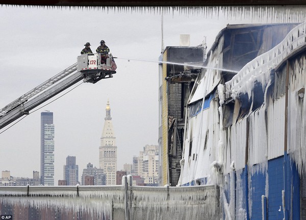 Lính cứu hỏa Mỹ vật vã chữa cháy do nước nhanh chóng đóng băng  4