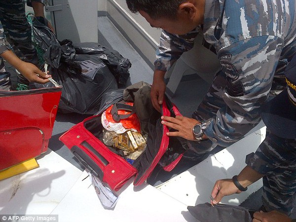 Những hình ảnh đau lòng trong nhiều ngày tìm kiếm QZ8501 vừa qua 5