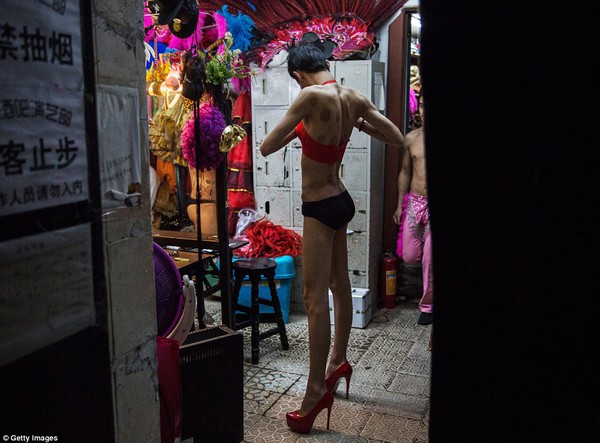 Cận cảnh màn hóa trang giả gái của những vũ công nam tại Trung Quốc 5