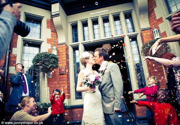 Cặp đôi tổ chức đám cưới 66 lần khắp thế giới tiếp tục kết hôn lần thứ 67 ở New Zealand 5