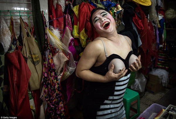 Cận cảnh màn hóa trang giả gái của những vũ công nam tại Trung Quốc 8
