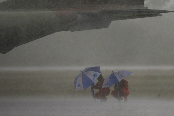 Nguyên nhân ban đầu khiến máy bay AirAsia rơi có thể là do "gặp bão" 2
