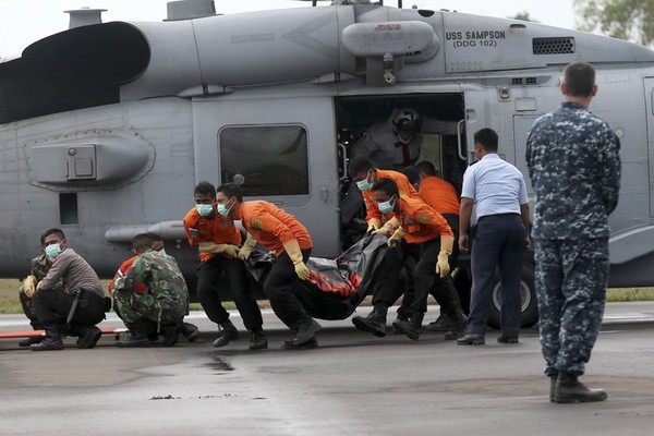 Nguyên nhân ban đầu khiến máy bay AirAsia rơi có thể là do "gặp bão" 3