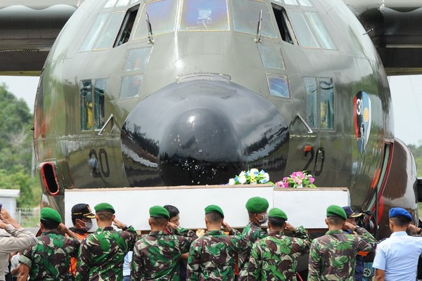 Nguyên nhân ban đầu khiến máy bay AirAsia rơi có thể là do "gặp bão" 4