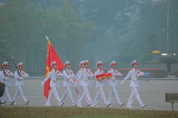 Chùm ảnh: Lễ chào cờ ở Quảng trường Ba Đình trong ngày đầu tiên của Năm mới 3