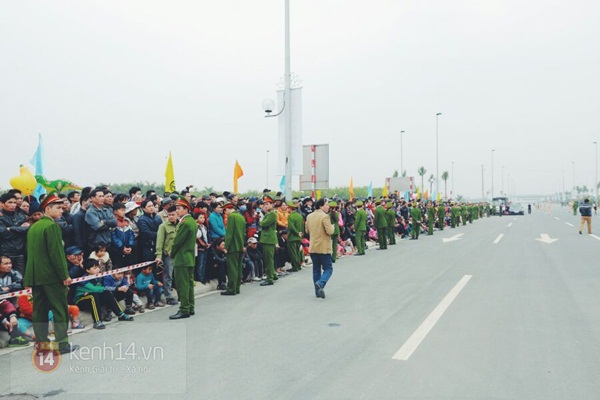 Người dân đổ xô đi xem khánh thành cầu Nhật Tân, đường Võ Nguyên Giáp 7