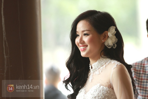 Ch&ugrave;m ảnh: Cận cảnh vẻ đẹp rạng rỡ của c&ocirc; d&acirc;u T&acirc;m T&iacute;t trong chiếc &aacute;o d&agrave;i cưới 1