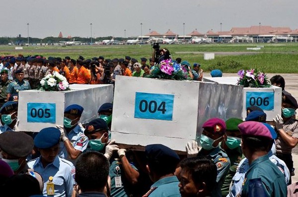 Giây phút đau đớn khi người thân đón nhận thi thể nạn nhân QZ8501 8