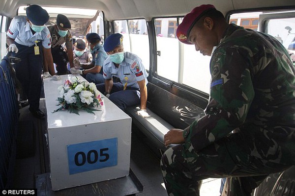 Giây phút đau đớn khi người thân đón nhận thi thể nạn nhân QZ8501 6