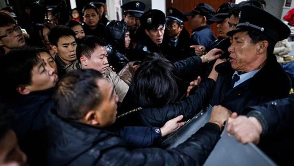 Hiện trường vụ giẫm đạp khiến 35 người chết tại Trung Quốc 11