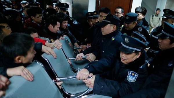 Hiện trường vụ giẫm đạp khiến 35 người chết tại Trung Quốc 12