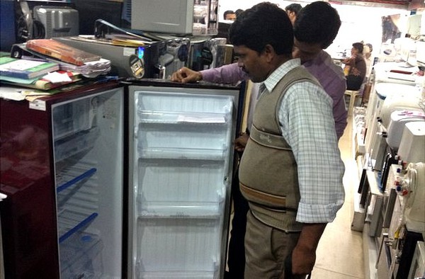 Niềm vui của người đàn ông Ấn Độ khi lần đầu tiên có tủ lạnh 3