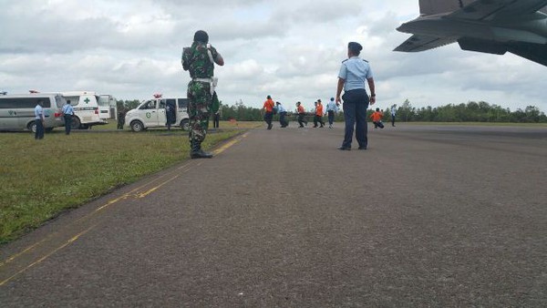 Ngày tìm kiếm QZ8501 thứ 6: Phát hiện đuôi máy bay, 30 thi thể đã được tìm thấy 8