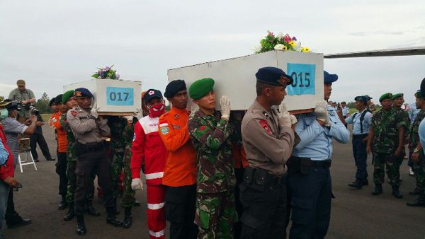 Ngày tìm kiếm QZ8501 thứ 6: Phát hiện đuôi máy bay, 30 thi thể đã được tìm thấy 9