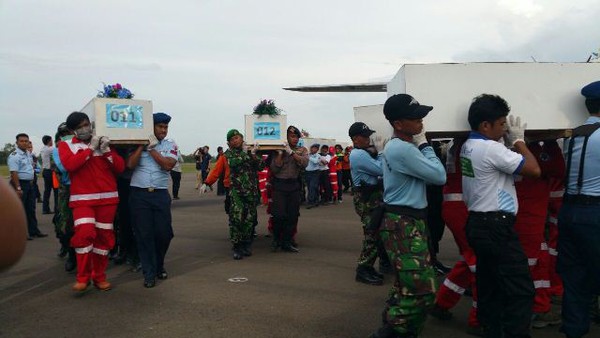 Ngày tìm kiếm QZ8501 thứ 6: Phát hiện đuôi máy bay, 30 thi thể đã được tìm thấy 10