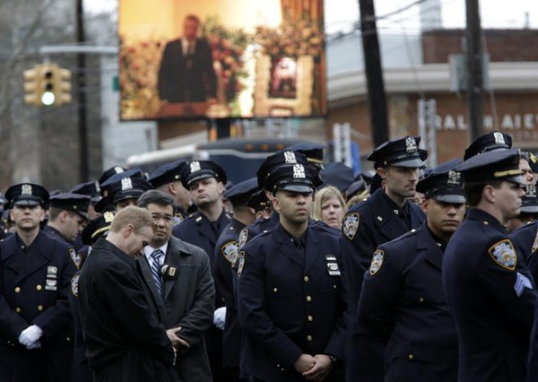 Hình ảnh gây shock trong đám tang lớn nhất lịch sử của Sở cảnh sát New York 6