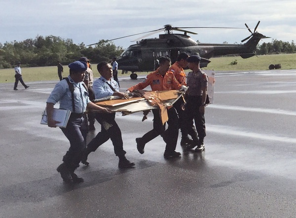 Ngày tìm kiếm QZ8501 thứ 6: Phát hiện đuôi máy bay, 30 thi thể đã được tìm thấy 4