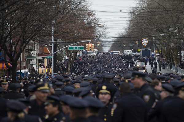 Hình ảnh gây shock trong đám tang lớn nhất lịch sử của Sở cảnh sát New York 2
