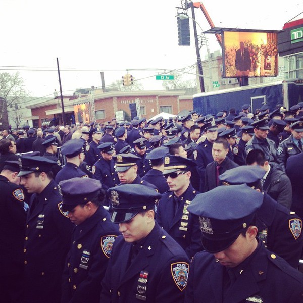Hình ảnh gây shock trong đám tang lớn nhất lịch sử của Sở cảnh sát New York 8
