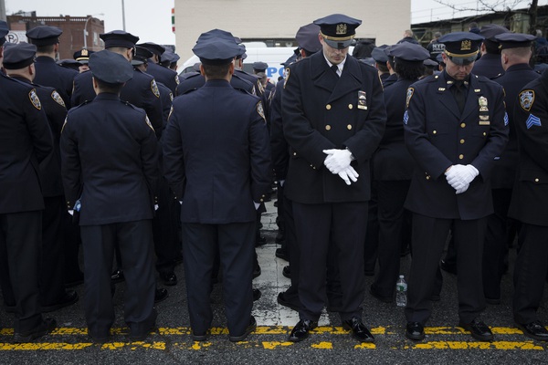 Hình ảnh gây shock trong đám tang lớn nhất lịch sử của Sở cảnh sát New York 10