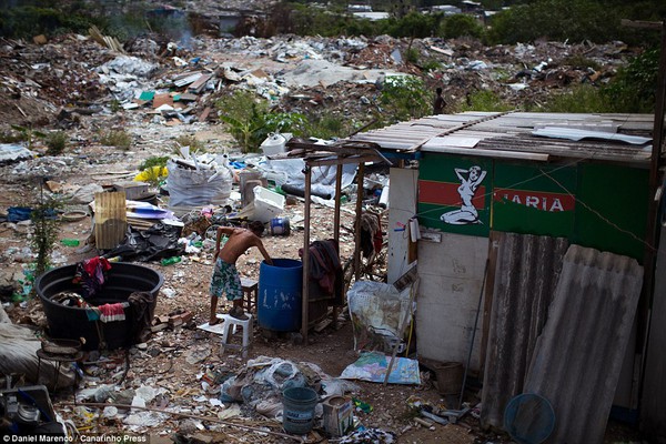 Chùm ảnh: Cuộc sống của những con người phải nhặt đồ ăn trên bãi rác 6