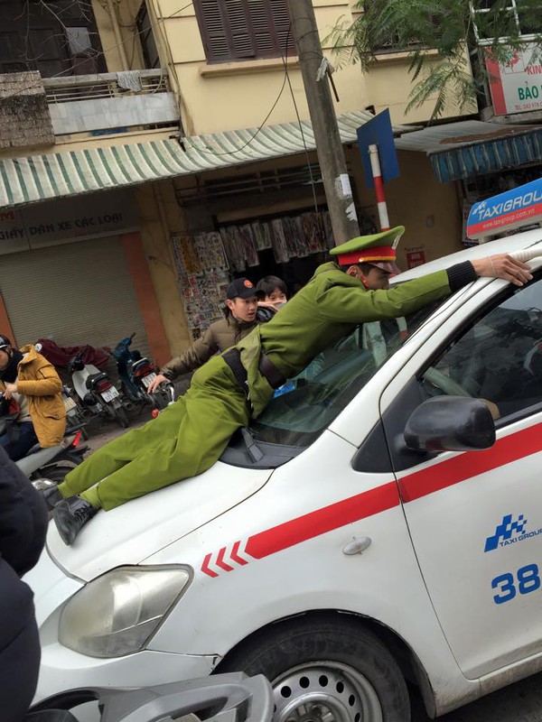 H&agrave; Nội: Clip c&ocirc;ng an nằm tr&ecirc;n n&oacute;c xe taxi g&acirc;y x&ocirc;n xao 1