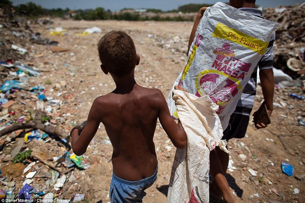 Chùm ảnh: Cuộc sống của những con người phải nhặt đồ ăn trên bãi rác 13
