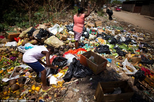 Chùm ảnh: Cuộc sống của những con người phải nhặt đồ ăn trên bãi rác 14