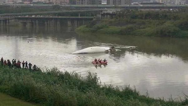 Máy bay Đài Loan chở 58 người rơi xuống sông, ít nhất 31 người chết 2