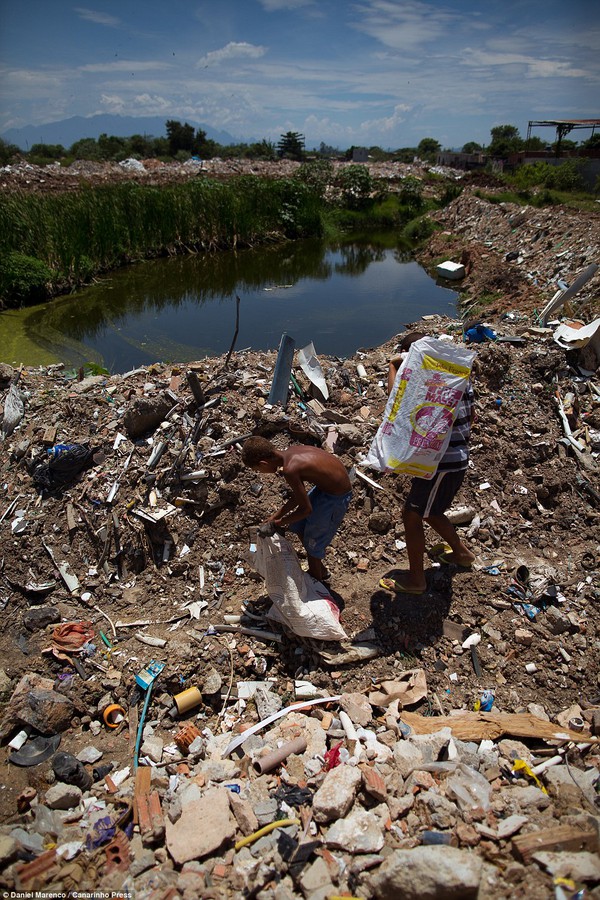 Chùm ảnh: Cuộc sống của những con người phải nhặt đồ ăn trên bãi rác 15