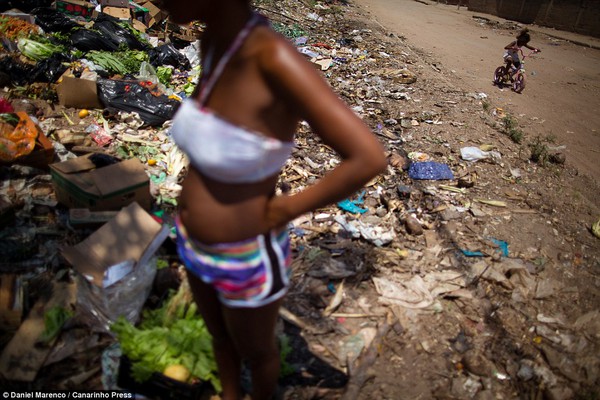 Chùm ảnh: Cuộc sống của những con người phải nhặt đồ ăn trên bãi rác 16