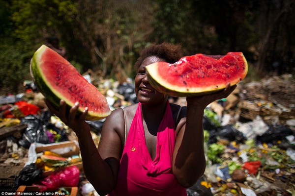 Chùm ảnh: Cuộc sống của những con người phải nhặt đồ ăn trên bãi rác 17