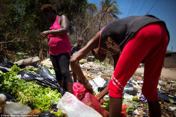 Chùm ảnh: Cuộc sống của những con người phải nhặt đồ ăn trên bãi rác 18