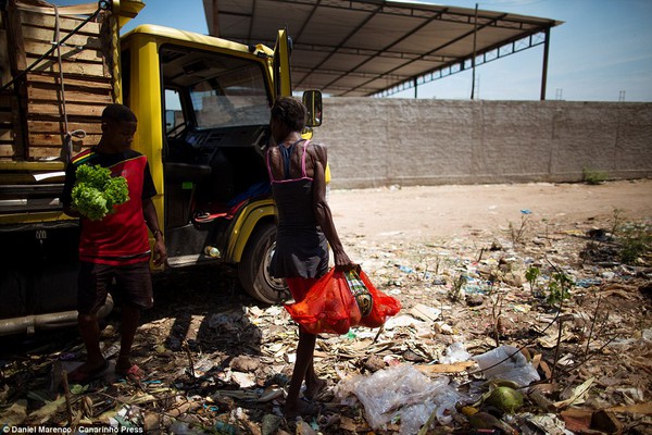 Chùm ảnh: Cuộc sống của những con người phải nhặt đồ ăn trên bãi rác 19