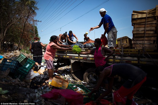Chùm ảnh: Cuộc sống của những con người phải nhặt đồ ăn trên bãi rác 5
