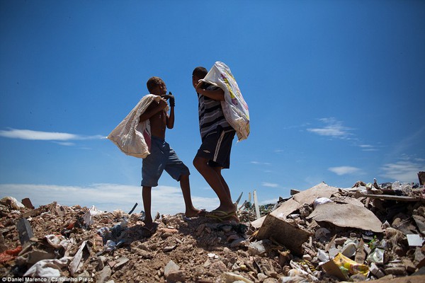 Chùm ảnh: Cuộc sống của những con người phải nhặt đồ ăn trên bãi rác 2