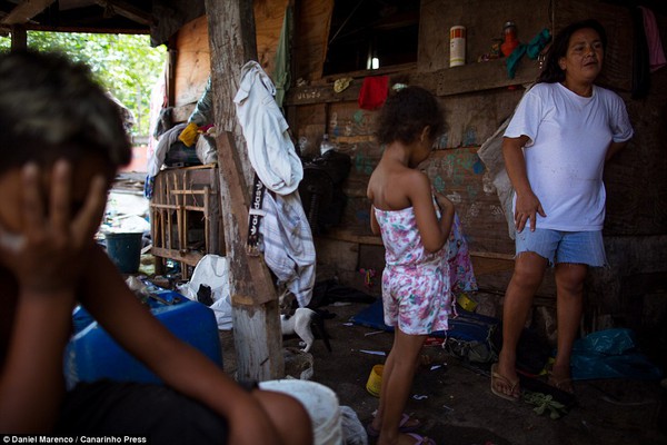 Chùm ảnh: Cuộc sống của những con người phải nhặt đồ ăn trên bãi rác 21