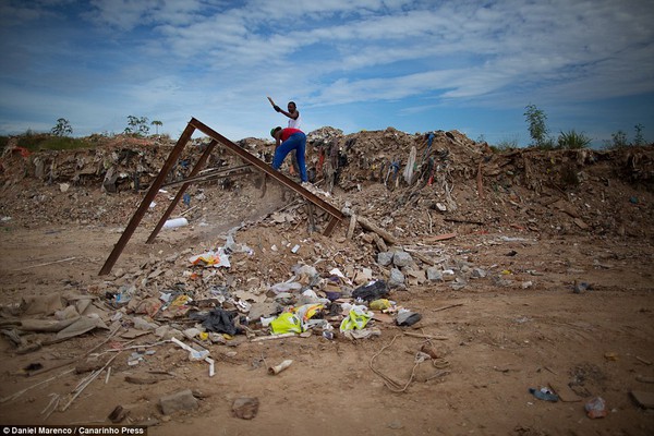 Chùm ảnh: Cuộc sống của những con người phải nhặt đồ ăn trên bãi rác 7