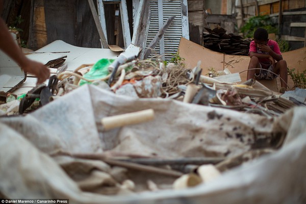 Chùm ảnh: Cuộc sống của những con người phải nhặt đồ ăn trên bãi rác 22