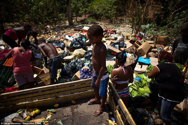 Chùm ảnh: Cuộc sống của những con người phải nhặt đồ ăn trên bãi rác 3