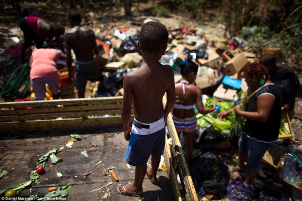 Chùm ảnh: Cuộc sống của những con người phải nhặt đồ ăn trên bãi rác 4