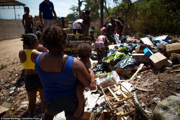 Chùm ảnh: Cuộc sống của những con người phải nhặt đồ ăn trên bãi rác 11