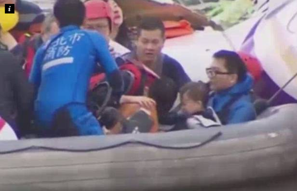 Video gây kinh ngạc: Giải cứu 1 em bé khỏi thân máy bay Đài Loan rơi 1