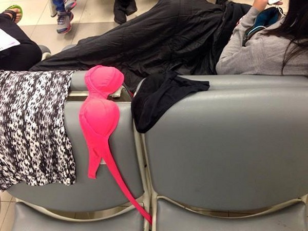 Nữ du khách gây bức xúc khi phơi quần áo lót trên ghế ngồi chờ máy bay 1