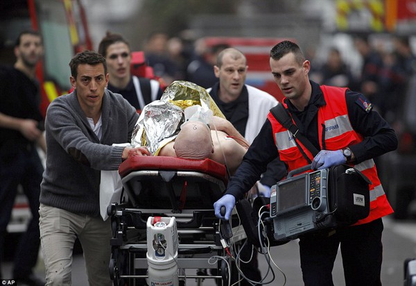 Tạp chí tại Paris bị tấn công, ít nhất 12 người thiệt mạng 14