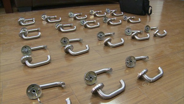 V&igrave; keo kiệt, thạc sĩ đi ăn trộm 36 tay nắm cửa về lắp v&agrave;o nh&agrave; m&igrave;nh 1