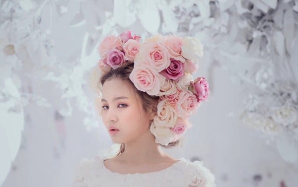 Make up trong trẻo, ngọt ngào như Lee Hi trong MV Rose 8