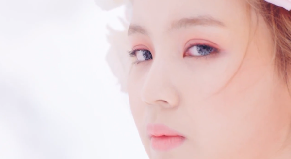 Make up trong trẻo, ngọt ngào như Lee Hi trong MV Rose 5