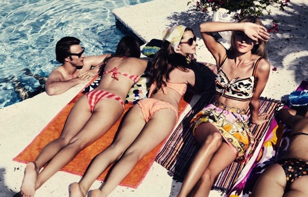 Sự kh&aacute;c biệt trong t&uacute;i đồ của Beach Girl vs Pool Girl 4