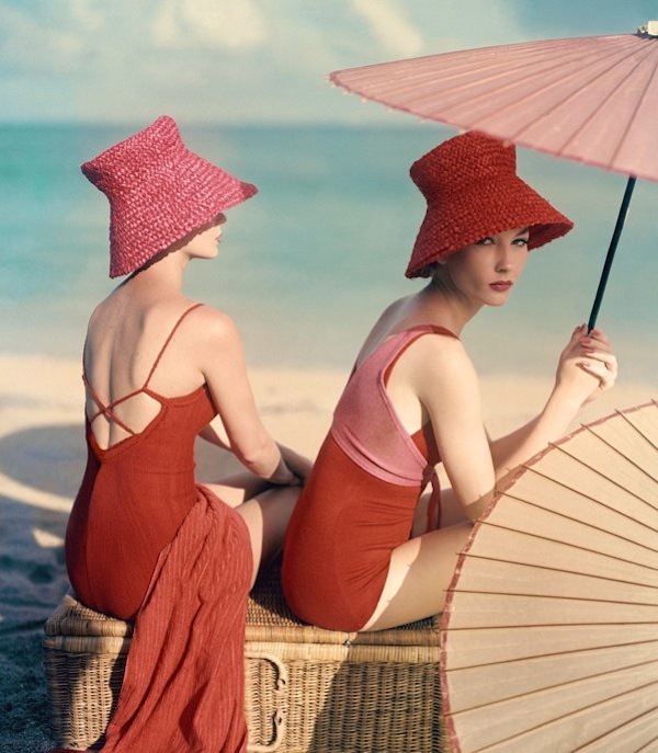 Sự kh&aacute;c biệt trong t&uacute;i đồ của Beach Girl vs Pool Girl 10